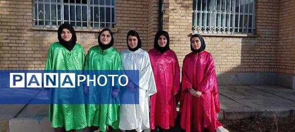 گرامیداشت سالگرد انقلاب با نواختن زنگ در دبیرستان دخترانه شاهد