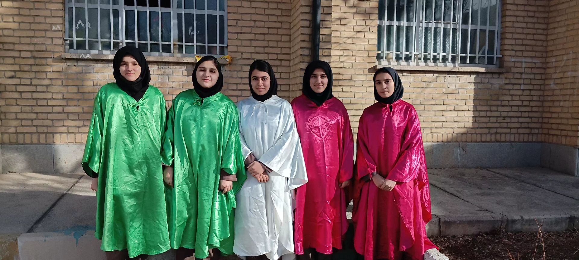 گرامیداشت سالگرد انقلاب با نواختن زنگ در دبیرستان دخترانه شاهد