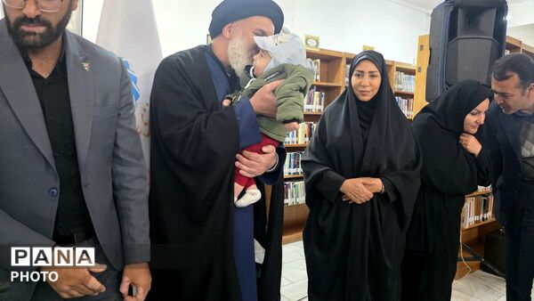 بغض های که از غم شعر می‌شوندو برروی نیمکت‌های آسمانی می‌نشینند 