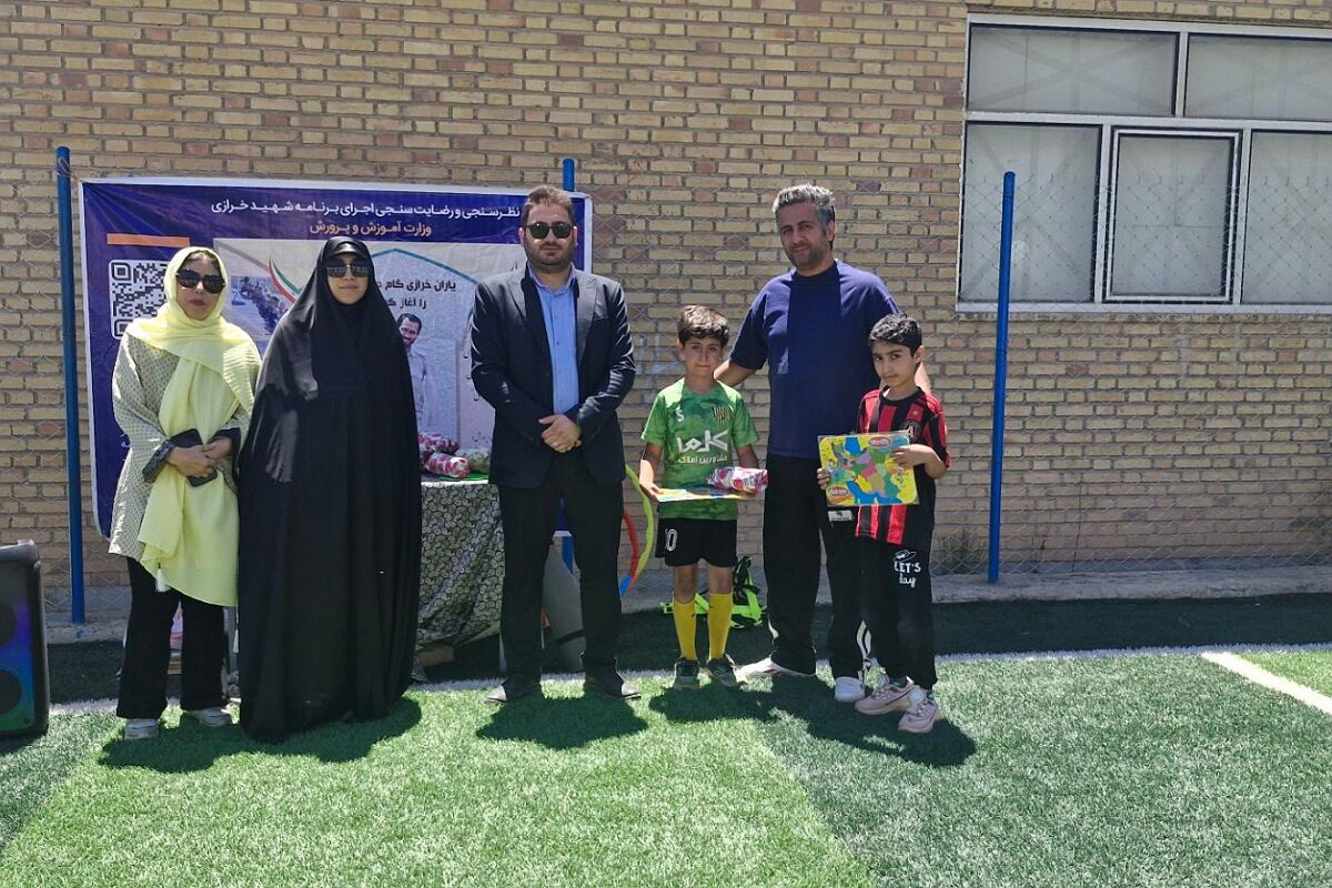  پیوندِ نسل‌ها در زمین فوتبال مدرسه باقرالعلوم فیروزکوه