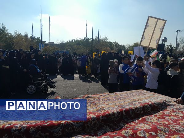 حضور دانش آموزان و آحاد مردم شریف منطقه رضویه در راهپیمایی 13آبان