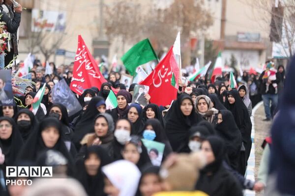 حضور حماسی و پرشور فیروزکوهی‌ها در راهپیمایی و تشییع شهدا؛ تجلی غیرت دینی و انقلابی مردم روزه‌دار فیروزکوه