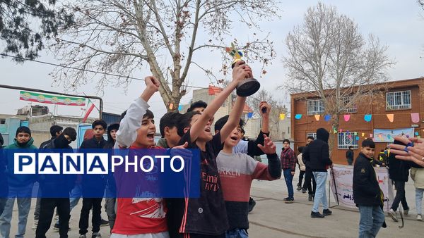 برگزاری مسابقه فوتبال گل کوچک درون مدرسه‌ای به‌مناسبت دهه فجر دبیرستان  پژوهش آشخانه 