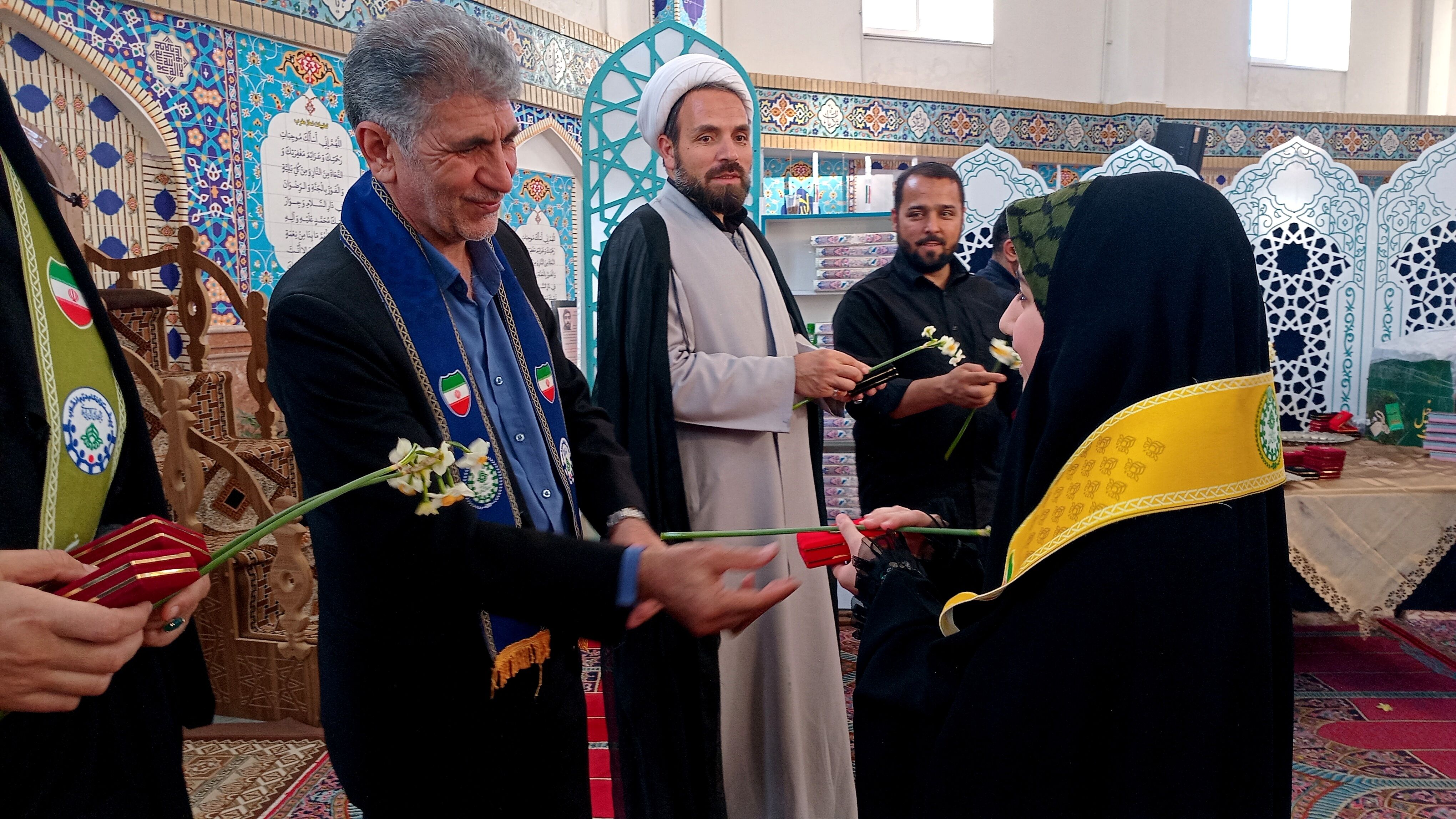 حضور مسئولان میان معتکفین مدرسه تمام تشکیلاتی پیشتازان صدرا متوسطه اول در اختتامیه اعتکاف 
