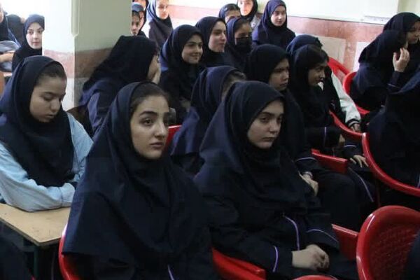 بازدید امام جمعه و مسئولان رودهن از دبیرستان آیت‌الله طالقانی رودهن 