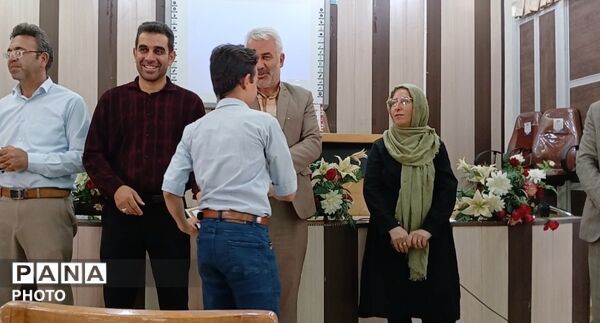 جلسه مشاوره هدایت تحصیلی و تجلیل از دانش‌آموزان برتر دبیرستان شهید سلیمانی بن