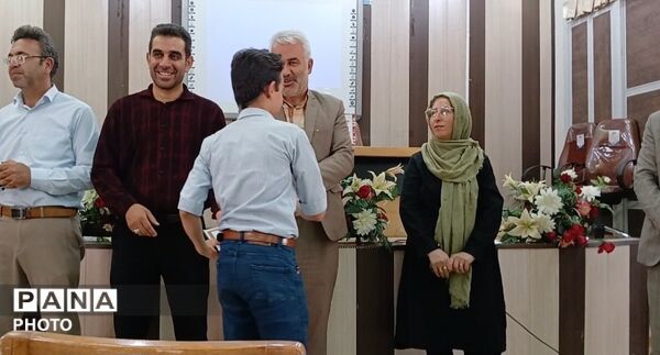 جلسه مشاوره هدایت تحصیلی و تجلیل از دانش‌آموزان برتر دبیرستان شهید سلیمانی بن