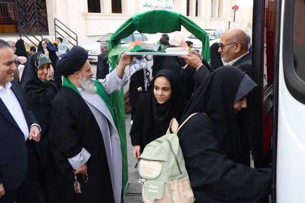 اعزام دانش‌آموزان دختر یزدی به سفر معنوی حج عمره