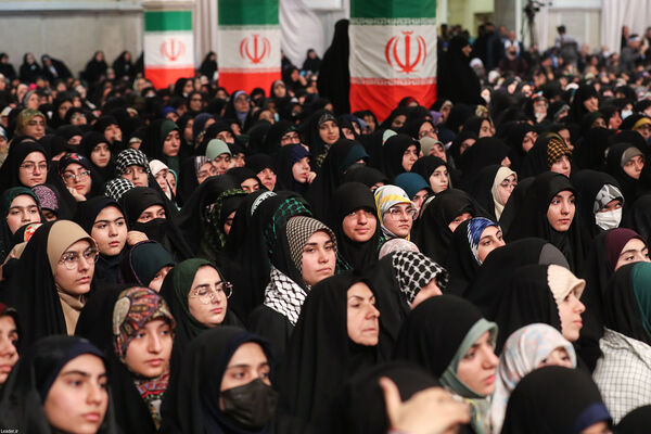 دیدار جمعی از رأی اولی‌ها و خانواده‌های شهدا با رهبر انقلاب اسلامی