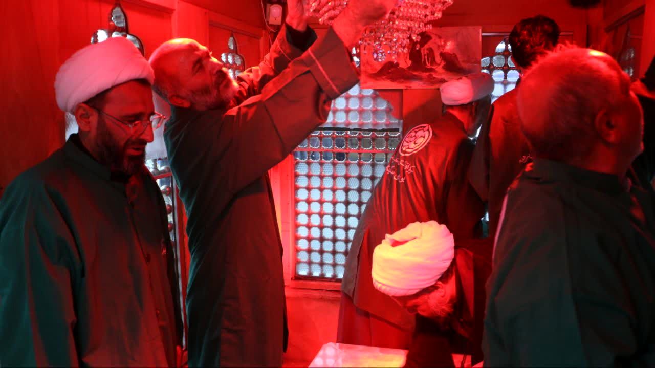 آیین غباروبی و عطرافشانی ضریح مطهر آستان مقدس امامزاده بی‌بی سکینه