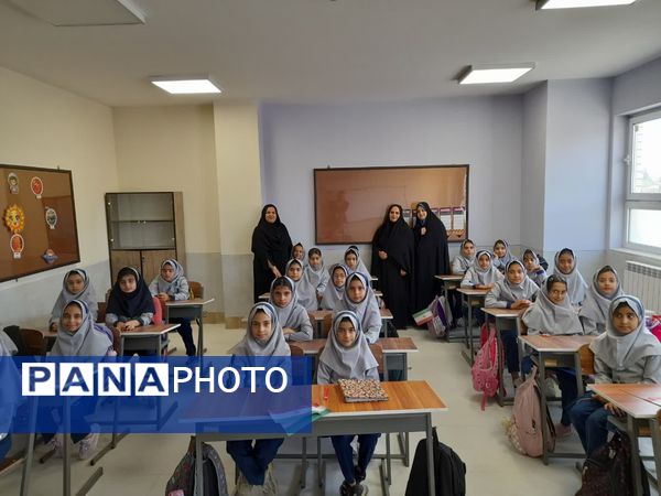 آیین نواخته شدن زنگ مهر در مدرسه شهدای بار فروش با حضور مسئولان استان و شهرستان کاشان