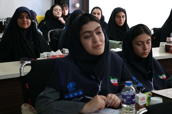 نشست صمیمی دانش‏‌آموز خبرنگاران و نمایندگان مجلس دانش‌آموزی آذربایجان شرقی با علی فلاحتکار