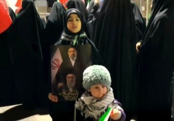  رجزخوانی دانش‌آموزان در تجمع حماسی چهارراه امام خمینی(ره)