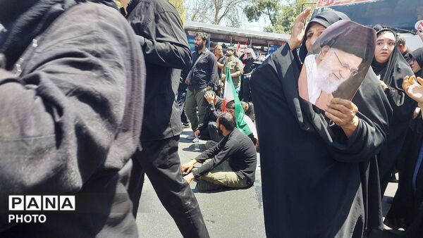 پرچم‌های سرخ بر فراز خیابان‌های تهران؛ بدرقه باشکوه رهبر شهید