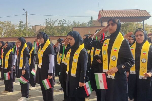  آیین وطن‌یار در مدرسه فرزانگان1 اسلامشهر باحضور خانواده شهید شاکری 