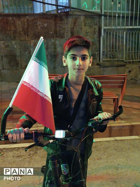 حضوری شبانه با پرچم پرافتخار ایران