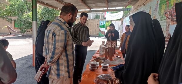 بازارچه هنر دخترانه توسط دانش‌آموزان انجمن اسلامی