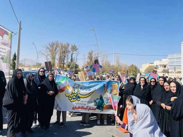 حضور پرشور دانش آموزان مدارس شهرستان خاتم در راهپیمایی ۱۳ آبان 