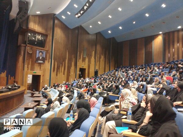 حضور دانش‌آموزان دختر هرمزگانی در همایش بزرگ تحصیلی «یاد نوین»