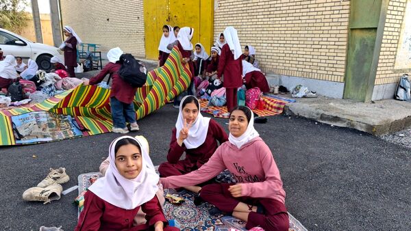 «آش انقلاب» در دبستان استقلال حاجی‌آباد