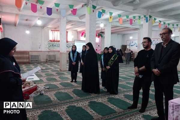 نمایشگاه مدرسه انقلاب در دبیرستان جوادالائمه بهارستان‌دو