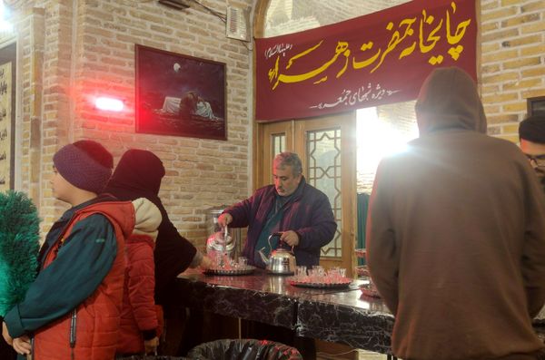 فعالیت چایخانه حضرت زهرا(س) نیشابور در هوای سرد زمستانی 