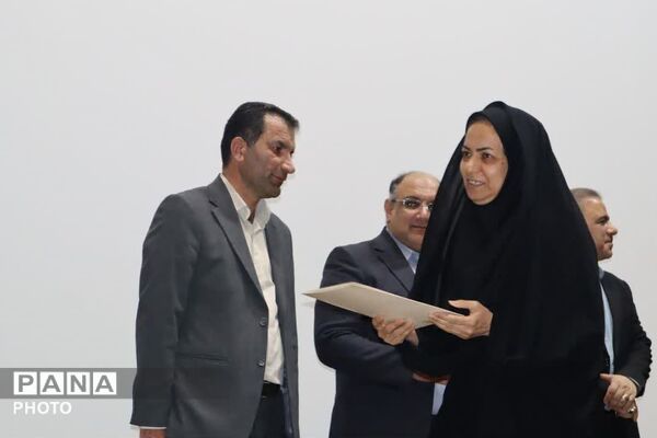 تجلیل از کارمندان نمونه شهرستان زرقان