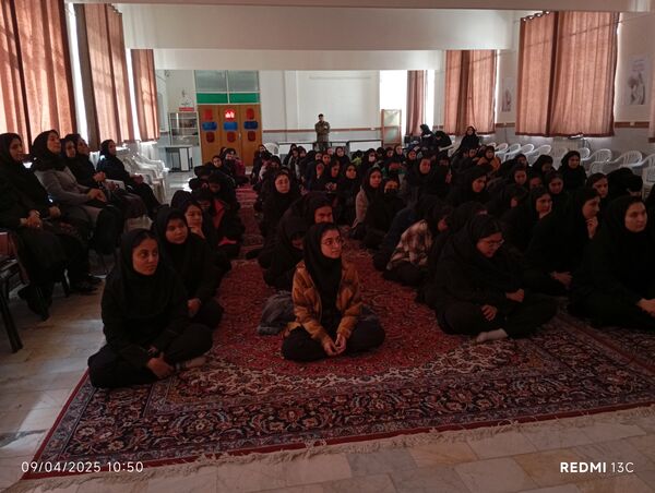 برگزاری دوره آموزشی آسیب های اجتماعی با محوریت آسیب های فضای مجازی در هنرستان هیات امنایی حضرت فاطمه (س) اردبیل

