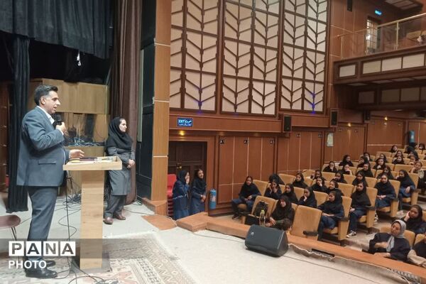 تقدیر از دانش‌آموزان برتر آموزشگاه حاج‌آقا توکلی زرقان