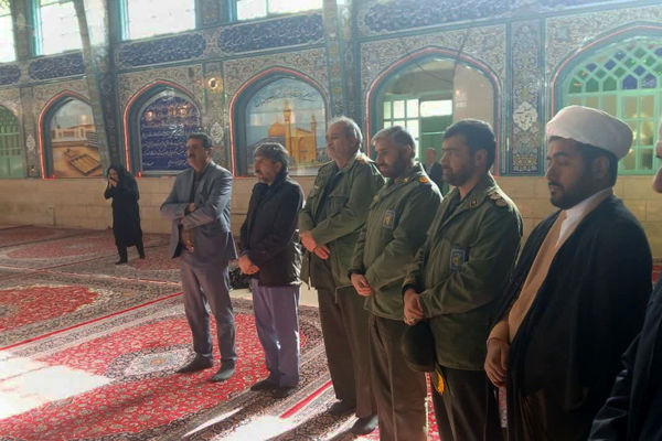 استقبال بی‌نظیر دانش‌آموزان و فرهنگیان شهرستان آباده از شهید گمنام