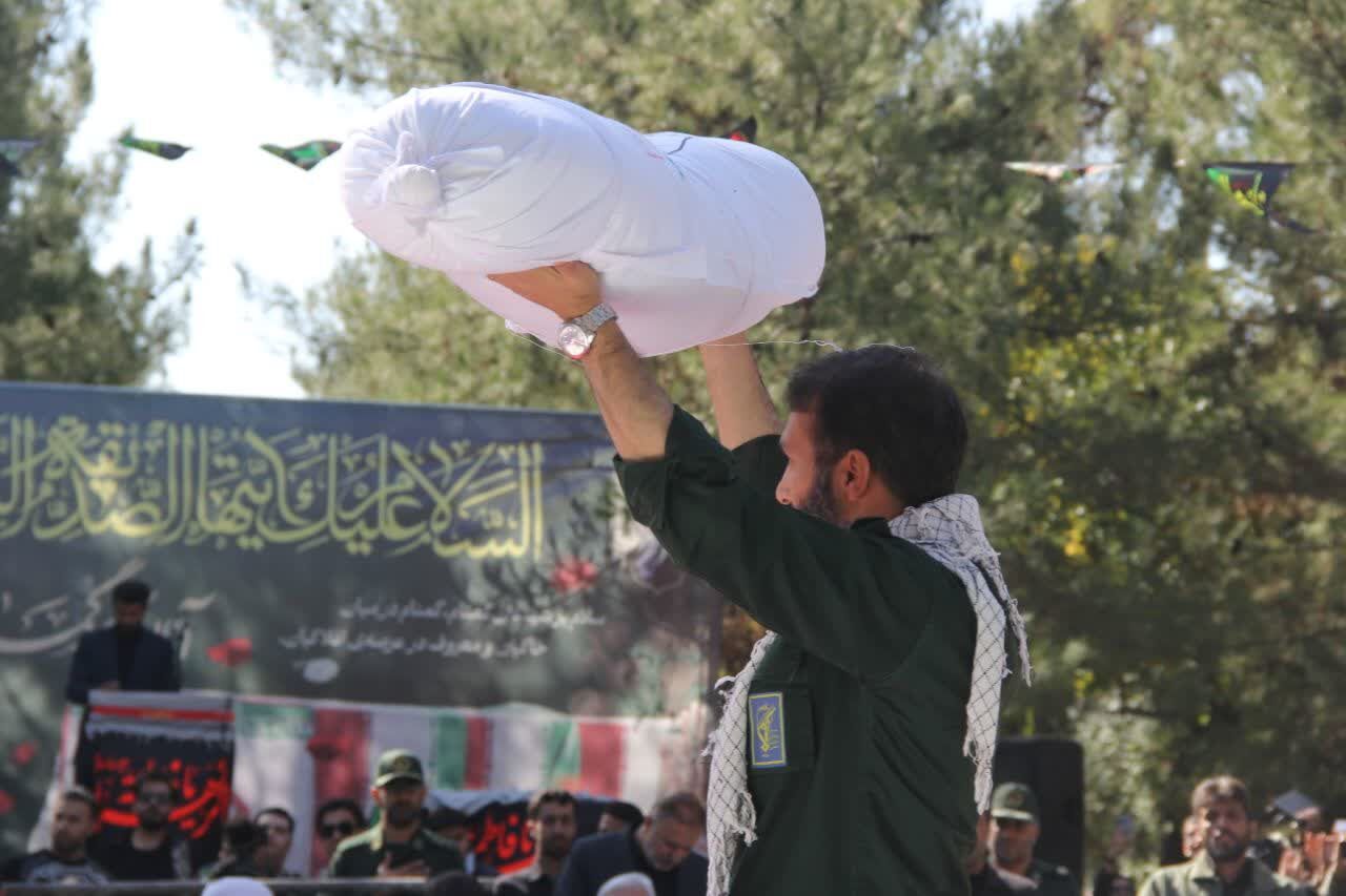 تشییع و خاکسپاری شهید گمنام در باغ جنت شیراز