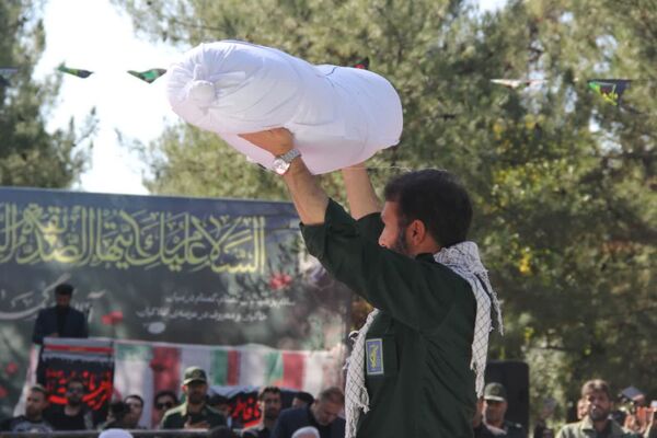 تشییع و خاکسپاری شهید گمنام در باغ جنت شیراز
