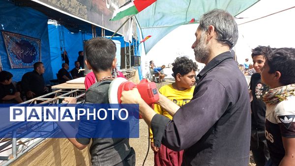 حضور زائران پیاده در جاده غدیر مشهد به نیشابور