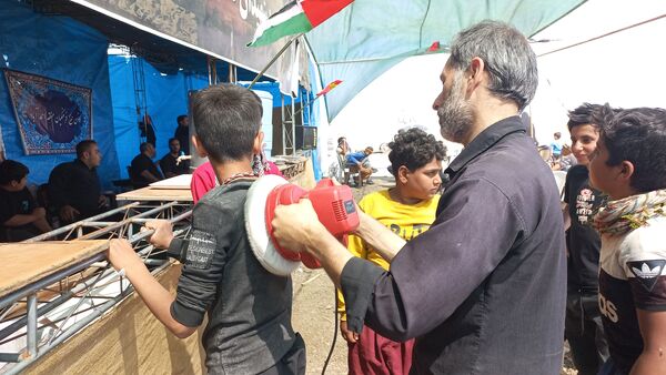 حضور زائران پیاده در جاده غدیر مشهد به نیشابور