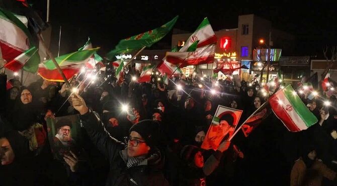 تجمعات شبانه دهه نودیها به همراه خانواده در میدان ۹ دی اصفهان