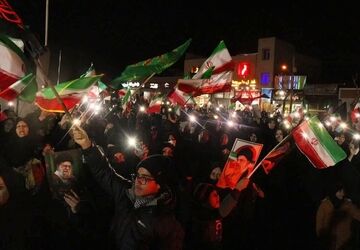 تجمعات شبانه دهه نودیها به همراه خانواده در میدان ۹ دی اصفهان