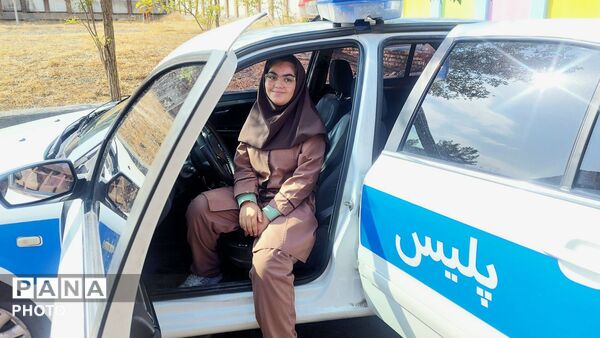 گرامیداشت هفته نیروی انتظامی در مدرسه فرهنگیان عترت