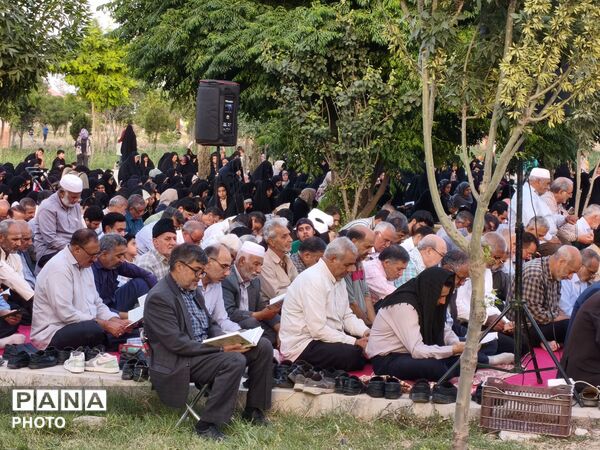 طنین «عرفه» در میعادگاه شهدای گمنام سرخس