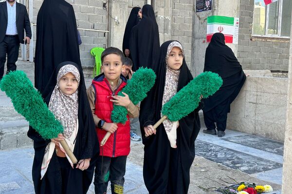 غبارروبی مزار شهدا در امام زاده حسن(ع) نسیم‌شهر