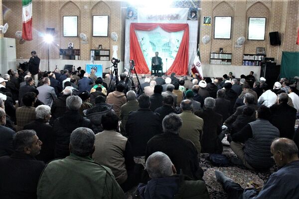 استقبال نوجوانان از غرفه‌های یادواره شهدای مسجد جامع قم