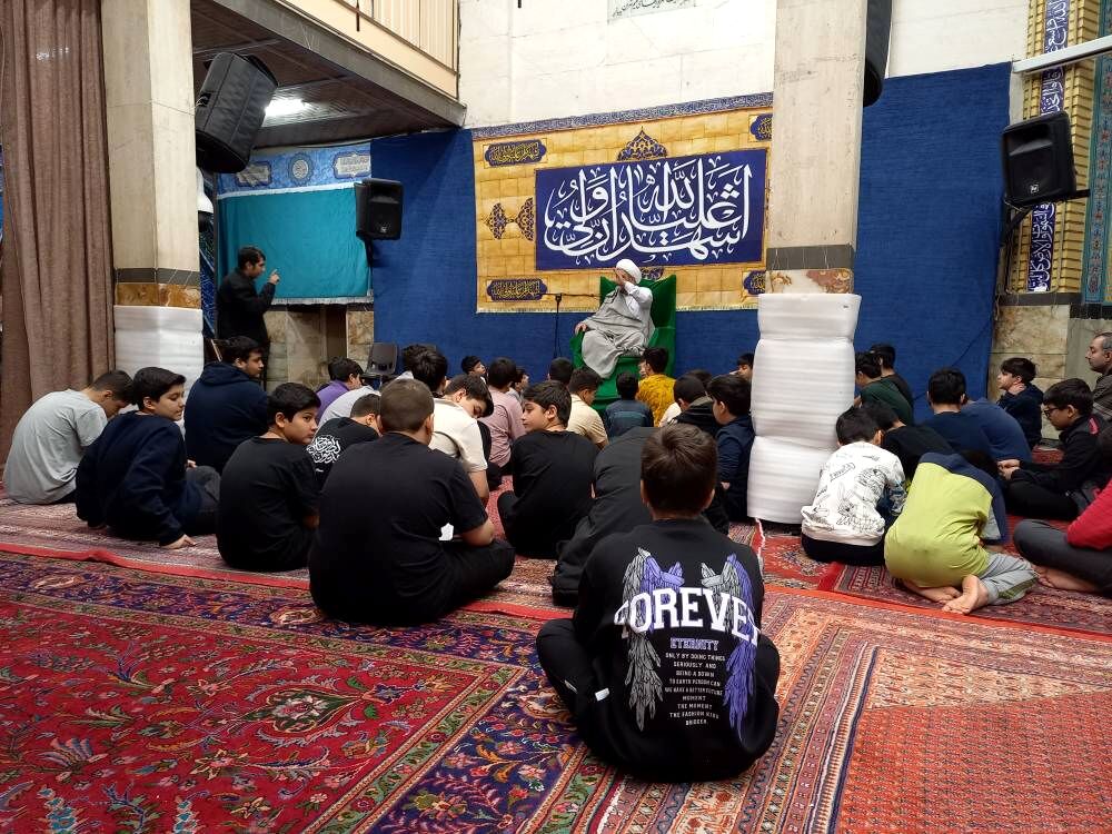 بازدید مسئولان منطقه ۱۰ از دانش‌آموزان معتکف