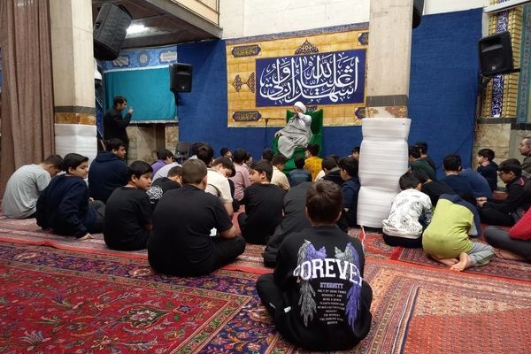 بازدید مسئولان منطقه ۱۰ از دانش‌آموزان معتکف