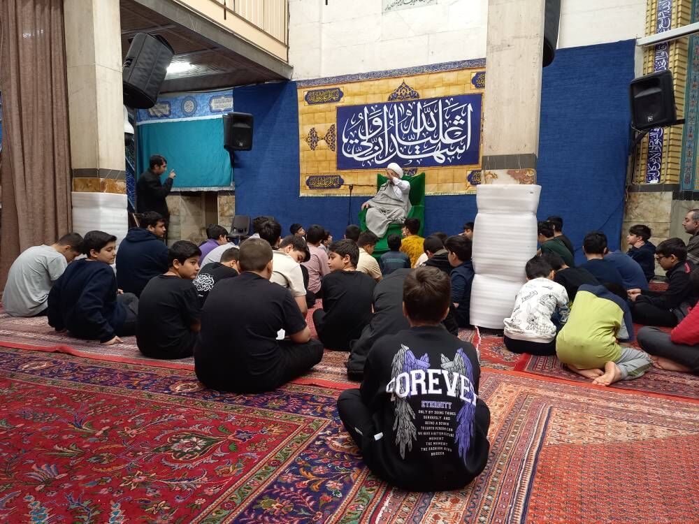 بازدید مسئولان منطقه ۱۰ از دانش‌آموزان معتکف