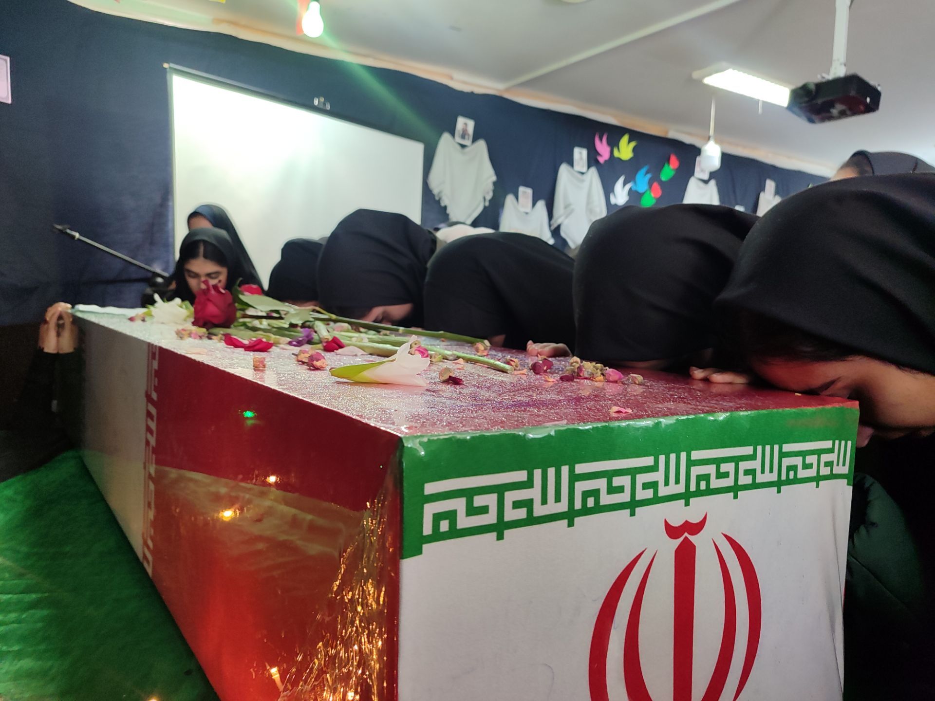 بازگشت قهرمان خاموش؛ شهر در آغوش شهید گمنام