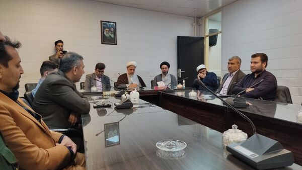 دیدار کادر آموزشی مدارس و دانش‌آموزان با امام جمعه شهرستان ساوه