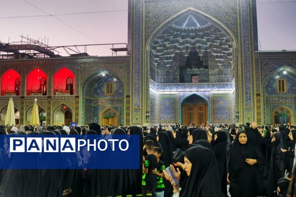 برگزاری نماز جماعت در حرم مطهر امام رضا (ع)