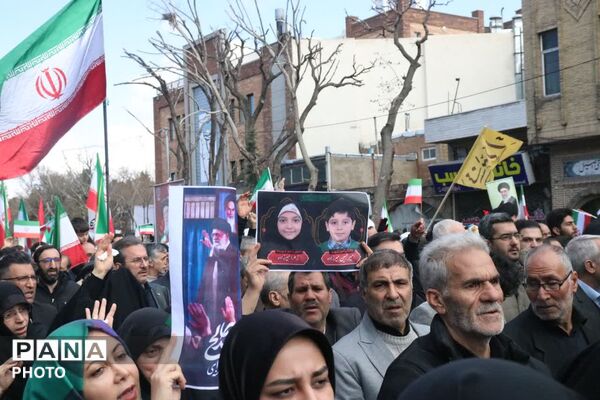  حلما با عروسک‌ها سوگ خانواده شهیدش را در آغوش کشید