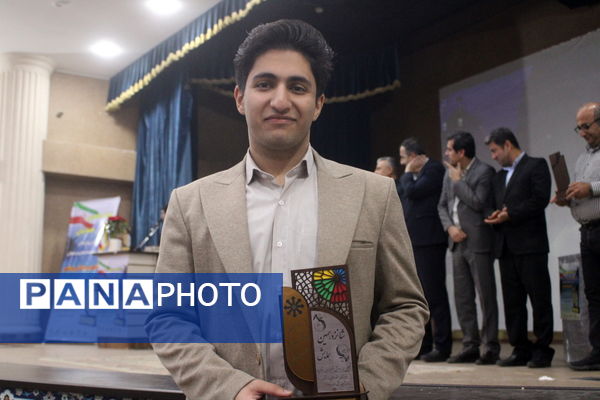 تجلیل از برگزیدگان دبیرستان شهید بهشتی شهرستان بوشهر (2)