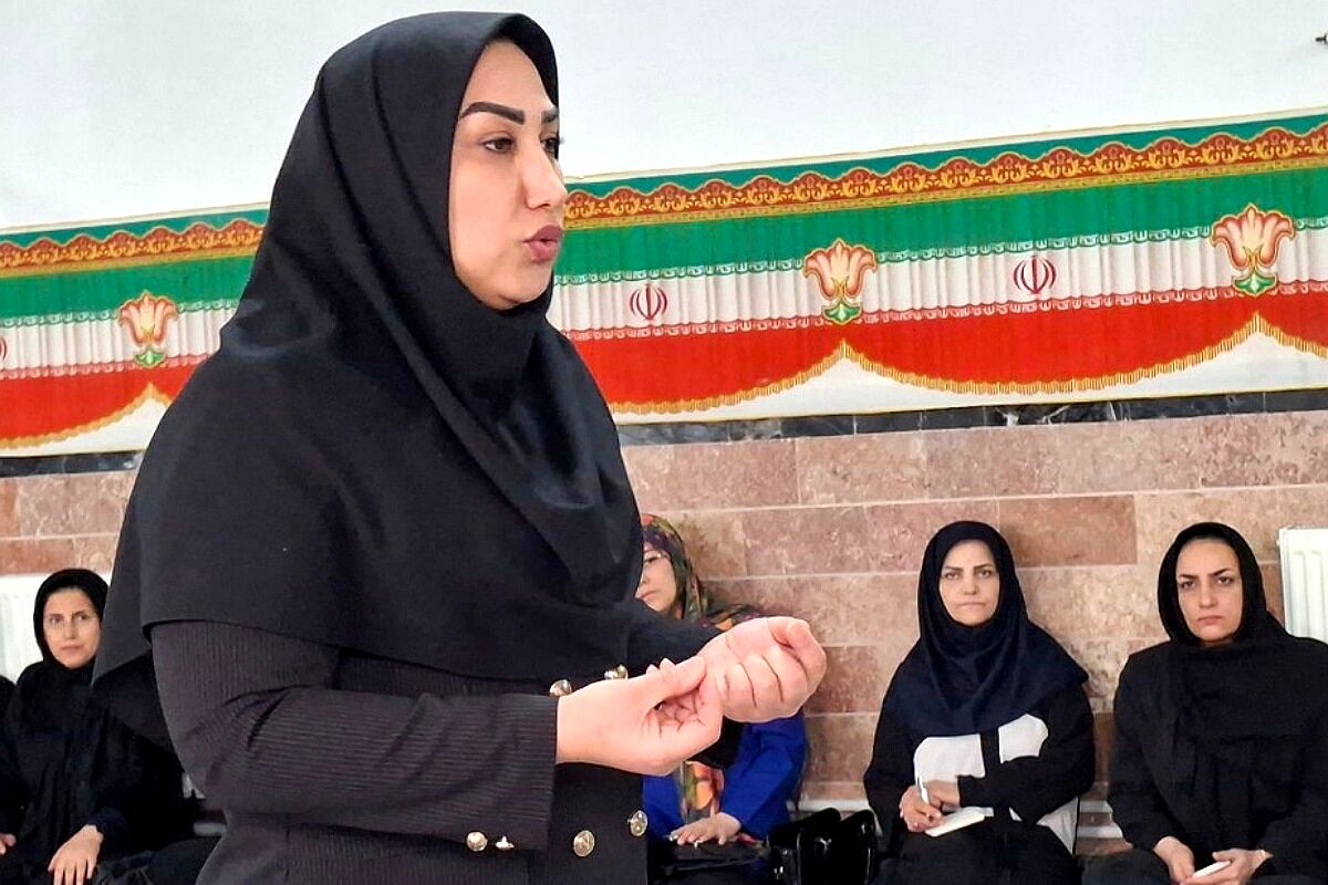 همایش آموزش خانواده با عنوان دانش‌آموزان و فضای مجازی در ناحیه دو شهرری