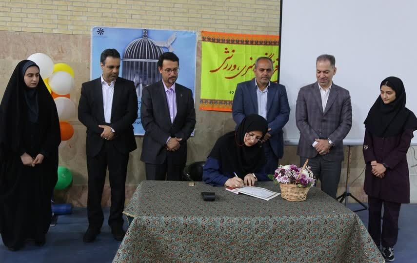 کمک دانش‌آموزان دبیرستان حکیم‌زاده یزد به آزادی زندانیان